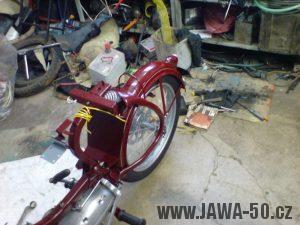 Renovace Jawa 550 Pionýr z roku 1958 - tahání elektroinstalace