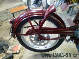 Renovace Jawa 550 Pionýr z roku 1958 - montáž zadního kola