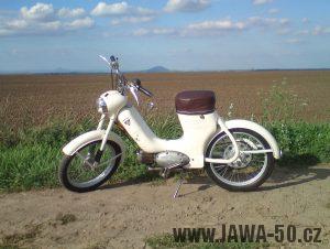 Replika prototypu motokola Jawa 359 (zleva)