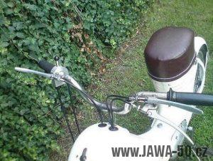 Motokolo Jawa 359 - detail řídítek s řazením
