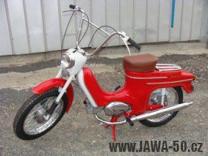 Zdařilá napodobenina prototypu Jawy 22