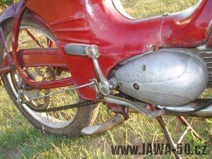 Jawa 50 typ 550 Pionýr (pařez) z roku 1958 v původním stavu - motor a brzdová páka