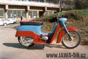 Dochovaný prototyp Jawa 550 skútr z roku 1956 - zboku