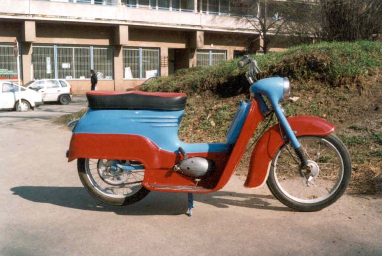 Dochovaný prototyp Jawa 550 skútr z roku 1956 - zboku