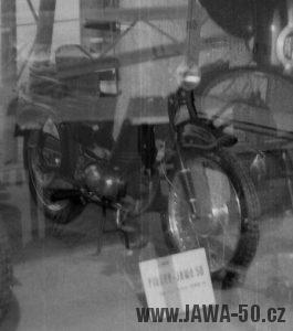 Vystavený prototyp motocyklu Jawa 555 Pionýr na Mezinárodním strojírenském veletrhu v Brně v září 1957 (foto Z. Metzker)