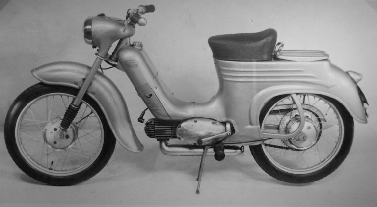 Slovenský prototyp Motocyklu Jawa 555 zleva