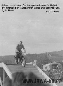 Vystavený prototyp motocyklu Jawa 555 Pionýr na Mezinárodním strojírenském veletrhu v Brně v září 1957 (foto Z. Metzker)