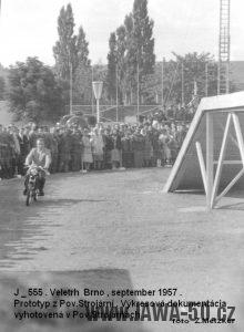 Vystavený prototyp motocyklu Jawa 555 Pionýr na Mezinárodním strojírenském veletrhu v Brně v září 1957 (foto Z. Metzker)