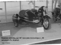 Vystavený prototyp motocyklu Jawa 555 Pionýr na Mezinárodním strojírenském veletrhu v Brně v září 1957 (foto Z. Metzker)
