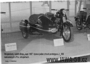 Vystavený prototyp motocyklu Jawa 555 Pionýr na Mezinárodním strojírenském veletrhu v Brně v září 1957 (foto Z. Metzker)