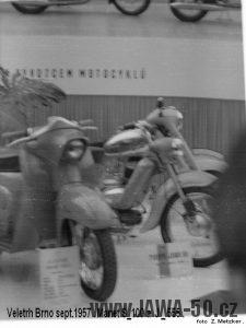 Vystavený prototyp motocyklu Jawa 555 Pionýr na Mezinárodním strojírenském veletrhu v Brně v září 1957