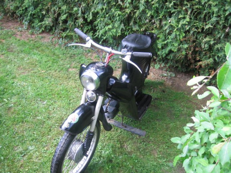 Skútrová Jawa 555 ve vzácné černé barvě z roku 1962 - předek motocyklu
