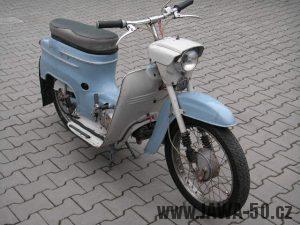 Jawa 20 z roku 1970 v odstínu Holubí modř