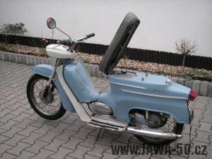 Jawa 20 z roku 1970 v odstínu Holubí modř