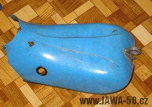 Motocykl Jawa 05 z roku 1962 v původním stavu - kryt nad motorem (bříško) se zámkem