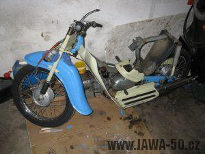 Motocykl Jawa 05 z roku 1962 v původním stavu - odstrojený motocykl