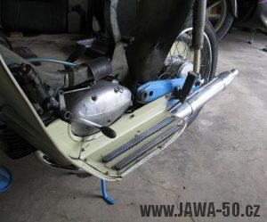 Motocykl Jawa 05 z roku 1962 v původním stavu - motor zleva