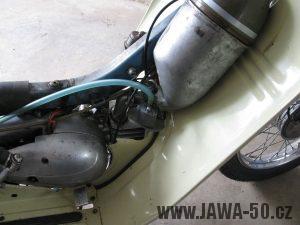 Motocykl Jawa 05 z roku 1962 v původním stavu - filtr sání a karburátor Jikov 2914 PS