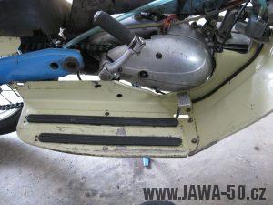 Motocykl Jawa 05 z roku 1962 v původním stavu - motor zprava