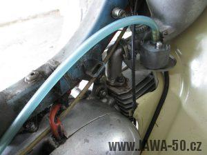 Motocykl Jawa 05 z roku 1962 v původním stavu - motor a karburátor