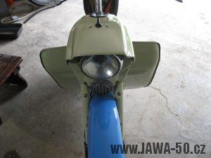 Motocykl Jawa 05 z roku 1962 v původním stavu - předek motocyklu