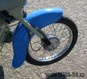 Motocykl Jawa 05 z roku 1962 v původním stavu - přední blatník a kolo