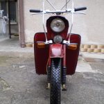 Vývozní (exportní) motocykl Jawa 50 typ 05 Pionýr z roku 1963 pro USA a Kanadu s ukazateli směru, brzdovým světlem a plexi štítem - pohled zpředu, revmaplechy a blinkry