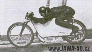 G. W. Patchett na speciálu Jawa 500 vytvořil nový československý rychlostní rekord 179,5 km/h