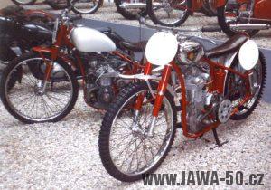 Jawa 250 z roku 1939 a Jawa 250 DIN z roku 1942 (foto z výstavy v NTM Praze 1999 k 70. letům Jawy)