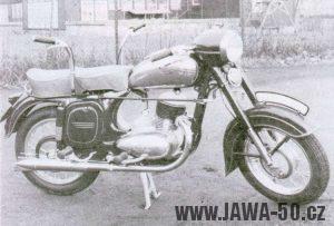 Motocykl Jawa 250 s dvojím řízením pro autoškoly