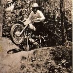 Dobová fotografie závodní motokrosové Jawy 50 s čtyřstupňovou převodovkou