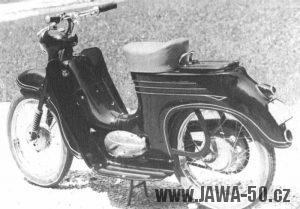 Černá oskútrovaná Jawa 555