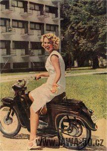 Černá oskútrovaná Jawa 555