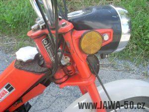 Vývozní moped Jawa 50 typ 207-356 Babetta - detail světlometu s odrazkami