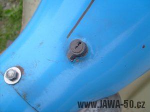 Kryt nad motorem Jawa 05 (1962 - 1964) - zámeček