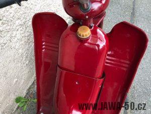 Motocykl Jawa 555 Pionýr skútr - první provedení krytů nad motorem, tzv. prsíček