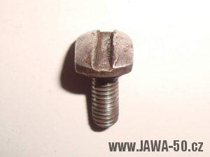 Jawa 50 - šroub krytu nad motorem s excentrickou hlavou.