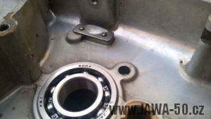 První varianta motoru Jawa 20 - nýtovaná přepážka přepadu oleje
