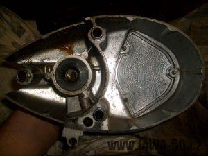 První varianta motoru Jawa 20 - pravé víko motoru s hliníkovým víčkem
