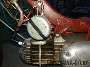 Motocykl Jawa 50 typ 550 Pionýr (pařez) z roku 1958 v originálním stavu - v roce 1958 již nadradiční karburátor Jikov 2912