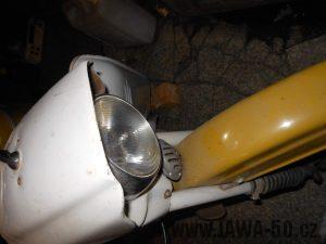 Starší provedení motocyklu Jawa 50 typ 20 Pionýr z roku 1975 v odstínu žlutá kari