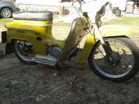 Starší provedení motocyklu Jawa 50 typ 20 z roku 1975 v odstínu žlutá kari