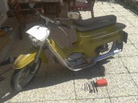 Starší provedení motocyklu Jawa 50 typ 20 z roku 1975 v odstínu žlutá kari