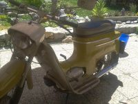 Starší provedení motocyklu Jawa 50 typ 20 z roku 1975 v odstínu žlutá kari