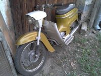 Starší provedení motocyklu Jawa 50 typ 20 z roku 1975 v odstínu žlutá kari