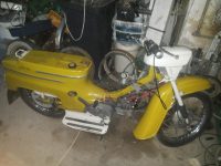 Starší provedení motocyklu Jawa 50 typ 20 z roku 1975 v odstínu žlutá kari