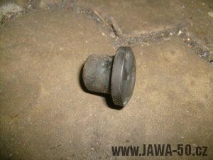 Motocykl Jawa 50 typ 21 Sport (Pionýr) z roku 1968 v původním stavu - gumový doraz zadního blatníku v kyvné vidlici