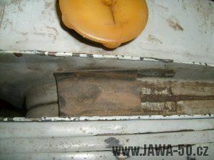 Motocykl Jawa 50 typ 21 Sport (Pionýr) z roku 1968 v původním stavu - nádrž a starý typ víčka