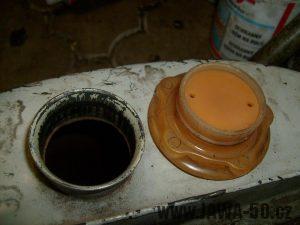 Motocykl Jawa 50 typ 21 Sport (Pionýr) z roku 1968 v původním stavu - nádrž a starý typ víčka