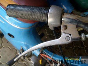 Motocykl Jawa 50 typ 21 Sport (Pionýr) z roku 1968 v původním stavu - hliníková páčka s průchozí dírou pro váleček lanka